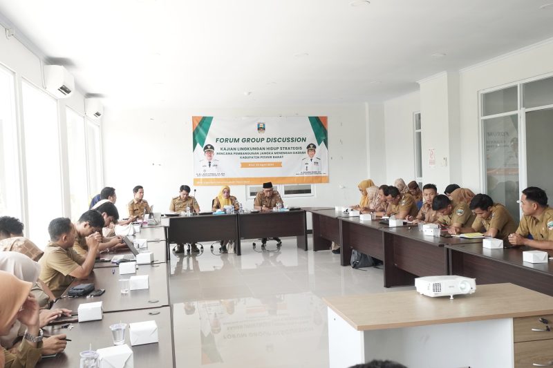 Staf Ahli Kabupaten Pesisir Barat, Yurni Dewi pimpin FGD I KLHS Penyusunan RPJMD pada Selasa (30/4/3024). Foto: Joni Irawan, Kabarindonesia.co