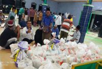 Suasana penerimaan dan pembagian zakat fitrah di Masjid Al-Falah, Desa Bumi Pratama Mandira. Foto: Taufiq Yusuf, Kabarindonesia.co