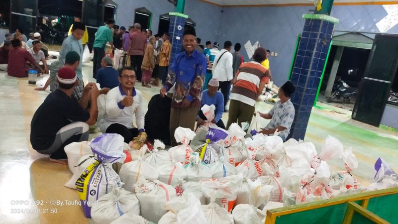 Suasana penerimaan dan pembagian zakat fitrah di Masjid Al-Falah, Desa Bumi Pratama Mandira. Foto: Taufiq Yusuf, Kabarindonesia.co