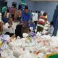 Suasana penerimaan dan pembagian zakat fitrah di Masjid Al-Falah, Desa Bumi Pratama Mandira. Foto: Taufiq Yusuf, Kabarindonesia.co