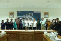 Bupati Pesisir Barat, Agus Istiqlal berfoto bersama di sela-sela jumpa pers mengenai WSL Krui Pro 2024 pada Rabu (22/5/2024). Foto Joni Irawan, Kabarindonesia.co