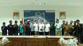 Bupati Pesisir Barat, Agus Istiqlal berfoto bersama di sela-sela jumpa pers mengenai WSL Krui Pro 2024 pada Rabu (22/5/2024). Foto Joni Irawan, Kabarindonesia.co