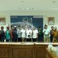 Bupati Pesisir Barat, Agus Istiqlal berfoto bersama di sela-sela jumpa pers mengenai WSL Krui Pro 2024 pada Rabu (22/5/2024). Foto Joni Irawan, Kabarindonesia.co