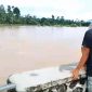 Beberapa orang warga Pekon Mekar Jaya, Kecamatan Gedung Surian, Kabupaten Lampung Barat menyaksikan puluhan hektar  sawah milik warga yang kini bak lautan akibat terendam banjir yang terjadi pada Kamis (23/5/2024). Foto: Yuli Iwan, Kabarindonesia.co