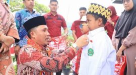Parosil Mabsus (saat menjabat sebagai Bupati Lampung Barat Periode 2017-2022) memakaikan secara simbolis seragam gratis bagi pelajar di Lampung Barat.