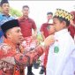 Parosil Mabsus (saat menjabat sebagai Bupati Lampung Barat Periode 2017-2022) memakaikan secara simbolis seragam gratis bagi pelajar di Lampung Barat.