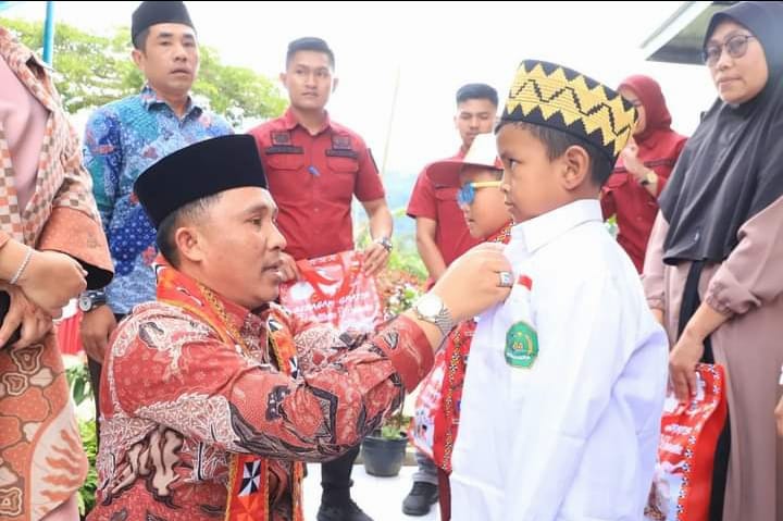 Parosil Mabsus (saat menjabat sebagai Bupati Lampung Barat Periode 2017-2022) memakaikan secara simbolis seragam gratis bagi pelajar di Lampung Barat.