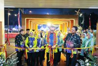 Sekretaris Daerah Provinsi Lampung, Fahrizal Darminto didampingi oleh Pj. Bupati Lampung Barat, Nukman melakukan pemotongan pita di Anjungan Kabupaten Lampung Barat dalam pembukaan Pekan Raya Lampung 2024 pada Rabu (22/5/2024). Foto: Humas Pemkab Lampung Barat