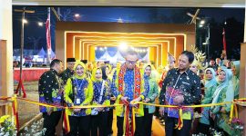 Sekretaris Daerah Provinsi Lampung, Fahrizal Darminto didampingi oleh Pj. Bupati Lampung Barat, Nukman melakukan pemotongan pita di Anjungan Kabupaten Lampung Barat dalam pembukaan Pekan Raya Lampung 2024 pada Rabu (22/5/2024). Foto: Humas Pemkab Lampung Barat