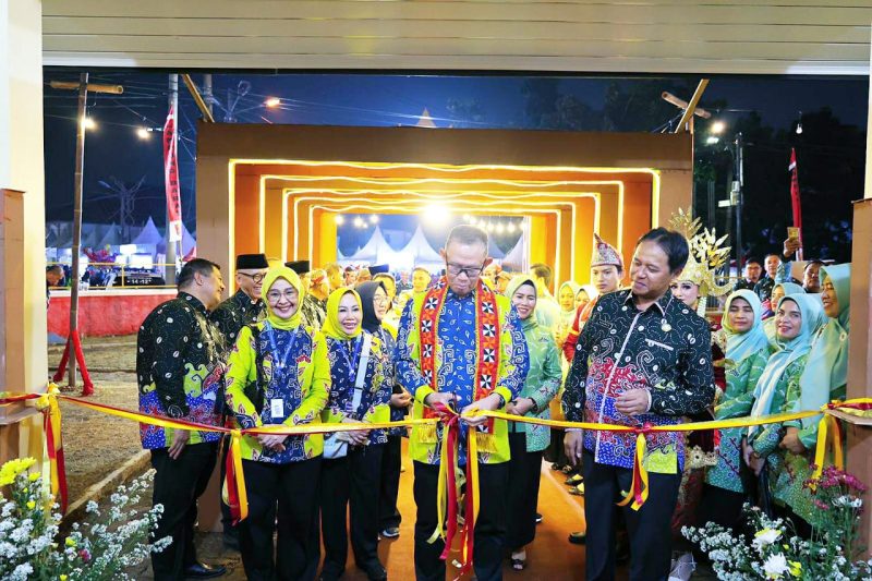 Sekretaris Daerah Provinsi Lampung, Fahrizal Darminto didampingi oleh Pj. Bupati Lampung Barat, Nukman melakukan pemotongan pita di Anjungan Kabupaten Lampung Barat dalam pembukaan Pekan Raya Lampung 2024 pada Rabu (22/5/2024). Foto: Humas Pemkab Lampung Barat
