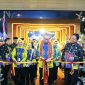 Sekretaris Daerah Provinsi Lampung, Fahrizal Darminto didampingi oleh Pj. Bupati Lampung Barat, Nukman melakukan pemotongan pita di Anjungan Kabupaten Lampung Barat dalam pembukaan Pekan Raya Lampung 2024 pada Rabu (22/5/2024). Foto: Humas Pemkab Lampung Barat