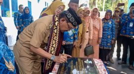 Bupati Pesisir Barat, Provinsi Lampung, Agus Istiqlal meresmikan gedung baru bagi dua Puskemas di Pesisir Barat pada Senin (20/5/2024). Foto: Joni Irawan, Kabarindonesia.co