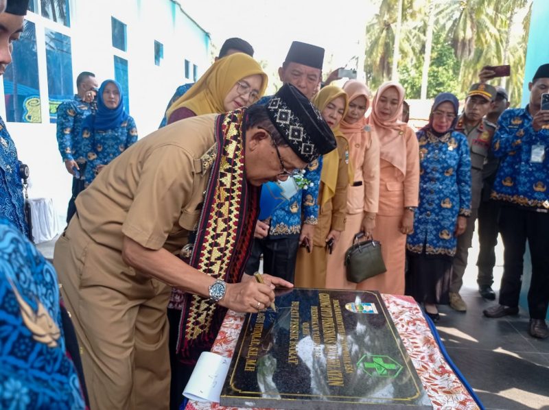 Bupati Pesisir Barat, Provinsi Lampung, Agus Istiqlal meresmikan gedung baru bagi dua Puskemas di Pesisir Barat pada Senin (20/5/2024). Foto: Joni Irawan, Kabarindonesia.co