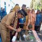 Bupati Pesisir Barat, Provinsi Lampung, Agus Istiqlal meresmikan gedung baru bagi dua Puskemas di Pesisir Barat pada Senin (20/5/2024). Foto: Joni Irawan, Kabarindonesia.co