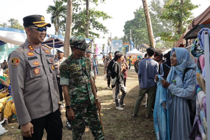 Kapolres Pesisir Barat bersama Dandim 0422/LB Gelar Jumat Curhat Bersama Pedagang UMKM di Krui Pro WSL QS 5000