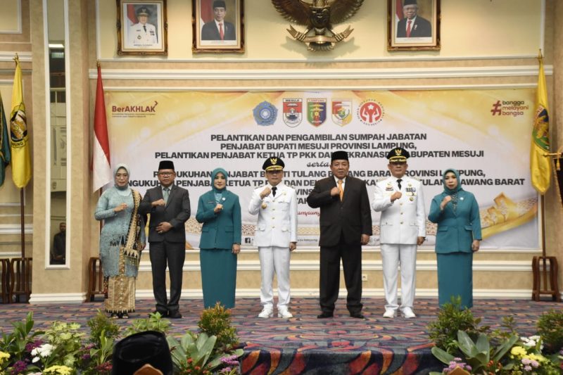 Pj. Bupati Tulang Bawang Barat, M. Firsada berfoto bersama  Gubernur Lampung, Arinal Djunaidi pada Rabu (22/5/2024). Foto: Andi Rahman, Kabarindonesia.co