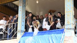 Gubernur Lampung Arinal Djunaidi bersama Waka Polda Lampung Brigjen Pol Dr. Ahmad Ramadhan, didampingi Penjabat (Pj) Bupati Tulangbawang Barat (Tubaba) Drs. M. Firsada menebar bibit ikan (restocking) di Aliran Sungai Way Kiri, yang berada di Tiyuh (Desa) Pagar Dewa, Kecamatan Pagar Dewa, Kabupaten Tubaba.