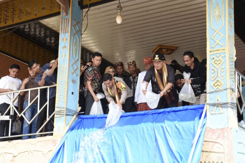 Gubernur Lampung Arinal Djunaidi bersama Waka Polda Lampung Brigjen Pol Dr. Ahmad Ramadhan, didampingi Penjabat (Pj) Bupati Tulangbawang Barat (Tubaba) Drs. M. Firsada menebar bibit ikan (restocking) di Aliran Sungai Way Kiri, yang berada di Tiyuh (Desa) Pagar Dewa, Kecamatan Pagar Dewa, Kabupaten Tubaba.