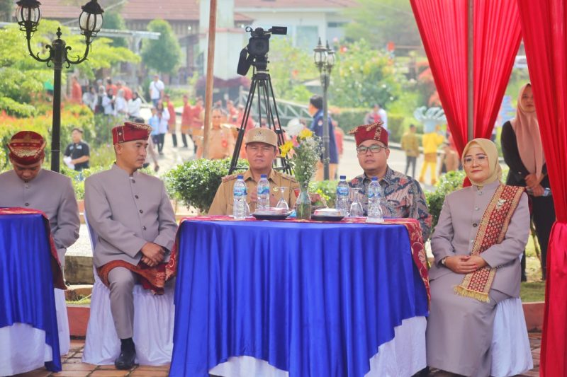 Pj. Bupati Lampung Barat, Nukman secara resmi luncurkan maskot dan jingle Pilkada Lampung Barat 2024. Foto: Haeruel Abadi, Kabarindonesia.co
