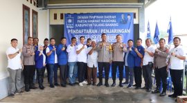Kapolres Tulang Bawang, AKBP James H. Hutajulu berfoto bersama fungsionaris Partai Amanat Nasional (PAN) kabupaten setempat setelah melakukan silaturahmi dalam program Pojok Pilkada. Foto: Andi Rahman, Kabarindonesia.co