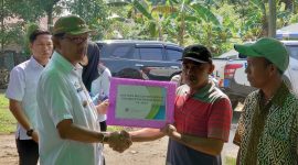Penyerahan bantuan oleh Bupati Agus Istiqlal kepada Kelompok Tani. 