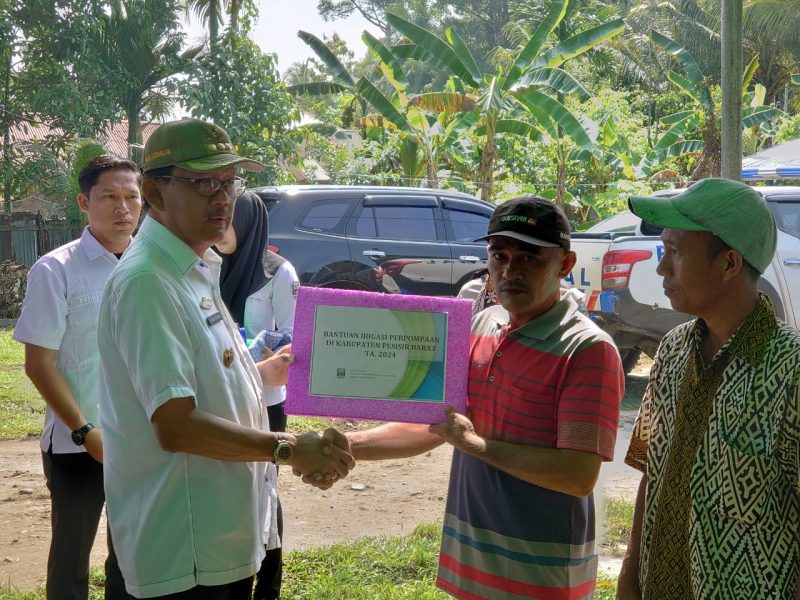 Penyerahan bantuan oleh Bupati Agus Istiqlal kepada Kelompok Tani. 