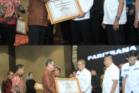 Sekda Kabupaten Tulang Bawang Barat, Novriwan Jaya mewakili Pj. Bupati Tulang Bawang Barat, M. Firsada menerima penghargaan Paritrana Award dari Sekda Provinsi Lampung, Fahrizal Darminto pada Rabu (22/5/2024). Foto: Humas Kabupaten Tulang Bawang Barat