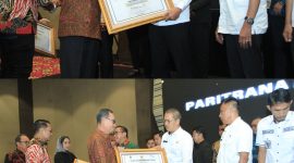 Sekda Kabupaten Tulang Bawang Barat, Novriwan Jaya mewakili Pj. Bupati Tulang Bawang Barat, M. Firsada menerima penghargaan Paritrana Award dari Sekda Provinsi Lampung, Fahrizal Darminto pada Rabu (22/5/2024). Foto: Humas Kabupaten Tulang Bawang Barat
