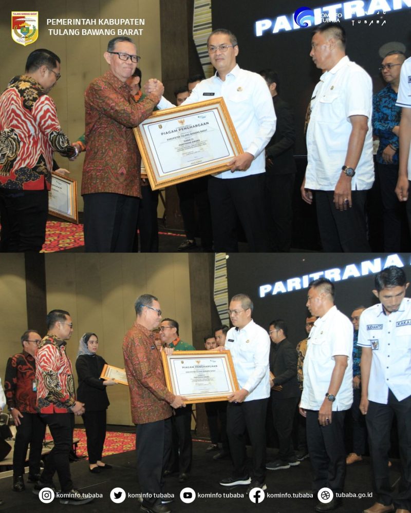 Sekda Kabupaten Tulang Bawang Barat, Novriwan Jaya mewakili Pj. Bupati Tulang Bawang Barat, M. Firsada menerima penghargaan Paritrana Award dari Sekda Provinsi Lampung, Fahrizal Darminto pada Rabu (22/5/2024). Foto: Humas Kabupaten Tulang Bawang Barat