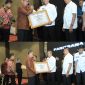 Sekda Kabupaten Tulang Bawang Barat, Novriwan Jaya mewakili Pj. Bupati Tulang Bawang Barat, M. Firsada menerima penghargaan Paritrana Award dari Sekda Provinsi Lampung, Fahrizal Darminto pada Rabu (22/5/2024). Foto: Humas Kabupaten Tulang Bawang Barat