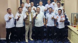 Gubernur Lampung, Arinal Djunaidi dan Bupati Pesisir Barat, Agus Istiqlal melakukan foto bersama setelah melakukan audiensi terkait pelaksanaan WSL Krui Pro 2024 para Rabu (15/5/2024). Foto: Joni Irawan, Kabarindonesia.co
