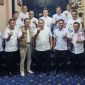 Gubernur Lampung, Arinal Djunaidi dan Bupati Pesisir Barat, Agus Istiqlal melakukan foto bersama setelah melakukan audiensi terkait pelaksanaan WSL Krui Pro 2024 para Rabu (15/5/2024). Foto: Joni Irawan, Kabarindonesia.co