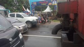 Pintu masuk Pekan Raya Lampung (PRL) tahun 2024 yang terletak terletak terlalu dekat dengan Jl. Sukarno-Hatta dikeluhkan oleh beberapa pengunjung. Foto: Andi Rahman, Kabarindonesia.co