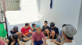 Puluhan tahanan Polres Pesisir Barat mengikuti Pembinaan Rohani dan Mental yang diadakan pada Jum'at (17/5/2024). Foto: Joni Irawan, Kabarindonesia.co