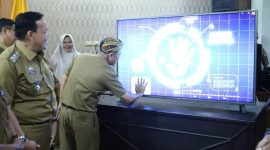 Bupati Lampung Timur, M. Dawam Rahardjo melakukan Launching Aplikasi Srikandi dan GNSTA di Aula Pemkab Lampung Timur pada Senin (13/5/2024). Foto: Ali Mukmin, Kabarindonesia.co