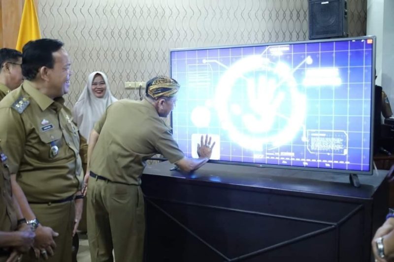 Bupati Lampung Timur, M. Dawam Rahardjo melakukan Launching Aplikasi Srikandi dan GNSTA di Aula Pemkab Lampung Timur pada Senin (13/5/2024). Foto: Ali Mukmin, Kabarindonesia.co