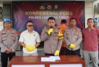 Wakapolres Lampung Timur, Kompol Rafli Yusuf Nugraha mewakili Kapolres Lampung Timur gelar konferensi pers pada Selasa (21/5/2024) terkait 'Bang Jago' yang viral isap sabu. Foto: Andono, Kabarindonesia.co