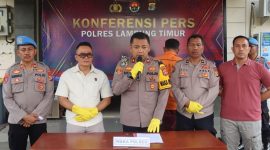 Wakapolres Lampung Timur, Kompol Rafli Yusuf Nugraha mewakili Kapolres Lampung Timur gelar konferensi pers pada Selasa (21/5/2024) terkait 'Bang Jago' yang viral isap sabu. Foto: Andono, Kabarindonesia.co