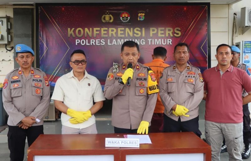 Wakapolres Lampung Timur, Kompol Rafli Yusuf Nugraha mewakili Kapolres Lampung Timur gelar konferensi pers pada Selasa (21/5/2024) terkait 'Bang Jago' yang viral isap sabu. Foto: Andono, Kabarindonesia.co