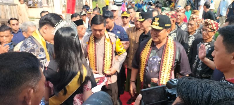 Gubernur Lampung Arinal Djunaidi dan Waka Polda Lampung Brigjen Pol Dr. Ahmad Ramadhan, S.H., M.Si., M.H melaksankan Kungan kerja ke tiyuh/ desa Pagar dewa Kecamatan Pagar dewa Kabupaten Tulang bawang barat.