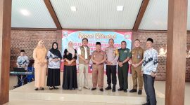Bupati Pesisir Barat, Provinsi Lampung, Agus Istiqlal berfoto bersama dalam acara halal bihalal yang diadakan Disdikbud Kabupaten Pesisir Barat. Foto: Joni Irawan, Kabarindonesia.co