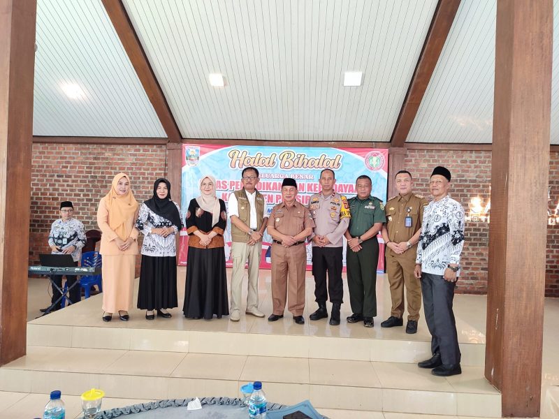 Bupati Pesisir Barat, Provinsi Lampung, Agus Istiqlal berfoto bersama dalam acara halal bihalal yang diadakan Disdikbud Kabupaten Pesisir Barat. Foto: Joni Irawan, Kabarindonesia.co