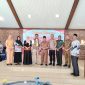 Bupati Pesisir Barat, Provinsi Lampung, Agus Istiqlal berfoto bersama dalam acara halal bihalal yang diadakan Disdikbud Kabupaten Pesisir Barat. Foto: Joni Irawan, Kabarindonesia.co