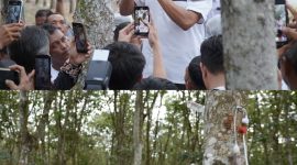 Di hadapan warga dan jurnalis, Moeldoko mengangkat mangkuk penampung karet hasil kebun rakyat di Tulang Bawang Barat pada Senin (13/5/2024). Foto: Andi Rahman, Kabarindonesia.co