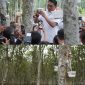 Di hadapan warga dan jurnalis, Moeldoko mengangkat mangkuk penampung karet hasil kebun rakyat di Tulang Bawang Barat pada Senin (13/5/2024). Foto: Andi Rahman, Kabarindonesia.co