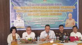 Kepala Dinas P3KB Pesisir Barat, Budiono menyampaikan sambutan dalam acara Pelatihan Manajemen Kasus pada Kegiatan Kapasita Sumber Daya Penyedia Layanan Penanganan Bagi Perempuan dan Anak Korban Kekerasan di Hotel Sunset Beach, Pesisir Barat pada Rabu (15/5/2024). Foto: Joni Irawan, Kabarindonesia.co