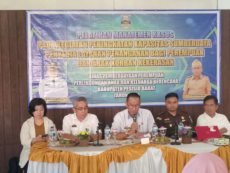 Kepala Dinas P3KB Pesisir Barat, Budiono menyampaikan sambutan dalam acara Pelatihan Manajemen Kasus pada Kegiatan Kapasita Sumber Daya Penyedia Layanan Penanganan Bagi Perempuan dan Anak Korban Kekerasan di Hotel Sunset Beach, Pesisir Barat pada Rabu (15/5/2024). Foto: Joni Irawan, Kabarindonesia.co