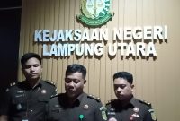 Kasi Intelijen Lampung Utara, Guntoro Janjang Saptodie memberikan keterangan pers setelah penetapan tersangka terhadap Kepala Laboratorium Pengujian Sipil (LPTS) Universitas Bandarlampung pada Selasa (30/4/2024). Foto: Mahpudin, Kabarindonesia.co