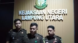 Kasi Intelijen Lampung Utara, Guntoro Janjang Saptodie memberikan keterangan pers setelah penetapan tersangka terhadap Kepala Laboratorium Pengujian Sipil (LPTS) Universitas Bandarlampung pada Selasa (30/4/2024). Foto: Mahpudin, Kabarindonesia.co