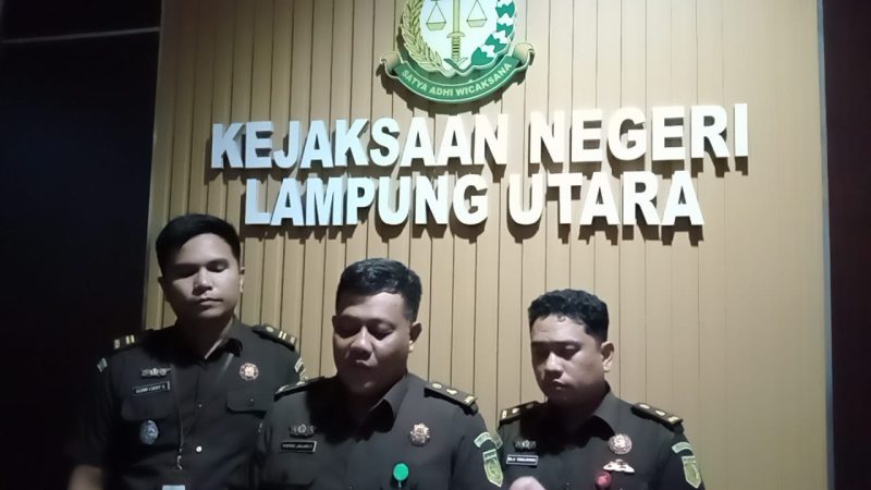 Kasi Intelijen Lampung Utara, Guntoro Janjang Saptodie memberikan keterangan pers setelah penetapan tersangka terhadap Kepala Laboratorium Pengujian Sipil (LPTS) Universitas Bandarlampung pada Selasa (30/4/2024). Foto: Mahpudin, Kabarindonesia.co
